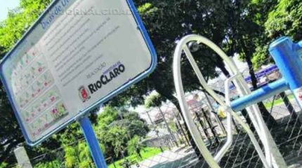 Academias ao ar livre trazem painéis que orientam sobre o uso dos equipamentos e a prática do exercício físico