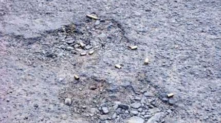 No local, dezenas de cápsulas do armamento usado pelos criminosos e policiais no tiroteio