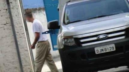 Acusado é encaminhado à sala de julgamento