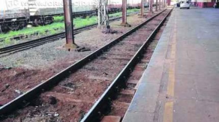 Recolocação dos trilhos na antiga estação ferroviária / Foto: Jônatas de Camargo