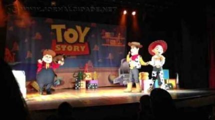 Montagem teatral Toy Story anima crianças neste domingo (12), às 16 horas, no Teatro Municipal João Pacífico