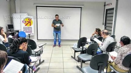 O jornalista do Grupo JC, Adriel Arvolea, participa deste encontro e fala sobre técnicas de jornalismo