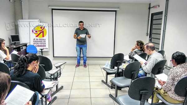 O jornalista do Grupo JC, Adriel Arvolea, participa deste encontro e fala sobre técnicas de jornalismo