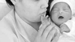 Lauren Nozomi Marques Yabuki com sua filha Cloe, pouco tempo depois do nascimento