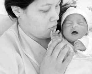 Lauren Nozomi Marques Yabuki com sua filha Cloe, pouco tempo depois do nascimento