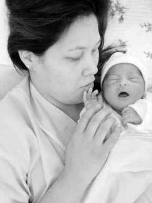 Lauren Nozomi Marques Yabuki com sua filha Cloe, pouco tempo depois do nascimento