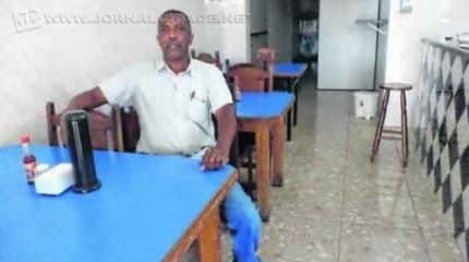 O presidente Marcos Faria na lanchonete que integra a sede da União das Escolas de Samba da Cidade Azul (Uesca)