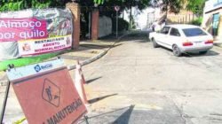Motorista que trafega pela Rua 14 faz desvio à Avenida 3. Prefeitura está realizando troca de tubulações no trecho até a Rua 3
