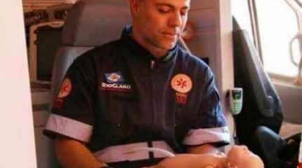 O médico emergencista José Carlos Naitzke Junior em procedimento no vídeo abaixo