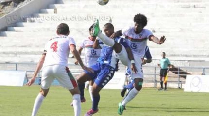 Com leve domínio do Rubro-Verde, times desperdiçaram várias chances de gol e placar seguiu inalterado até o apito final (Foto: Claudinei Plaza/dgabc)