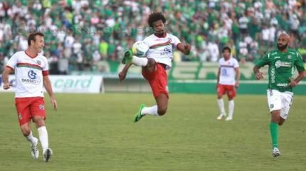 Rubro-Verde superou adversidades e com um a menos e na raça, venceu seu primeiro jogo longe do Benitão (Foto: Leandro Ferreira/AAN)