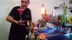O bartender Chris Pedroso preparando mais um drink especial. Opções de sabores não faltam e agradam a todos