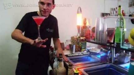 O bartender Chris Pedroso preparando mais um drink especial. Opções de sabores não faltam e agradam a todos