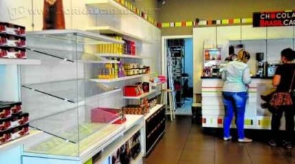 Loja ficou com prateleira vazia, mas teve que fazer promoção para alavancar vendas