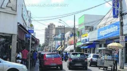 Lojas do comércio de rua vão funcionar em horário estendido até as 18 horas no sábado (11)