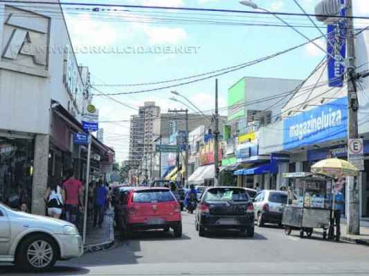Lojas do comércio de rua vão funcionar em horário estendido até as 18 horas no sábado (11)