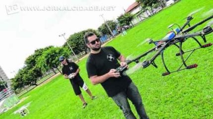 Bruno Leite (frente) e Kauê de Carvalho (atrás) têm experiência no comando de drones, e dizem que é fácil de controlar