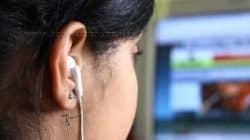 Cena cotidiana: pessoas de todas as idades ouvindo música, seja em ambientes fechados ou abertos