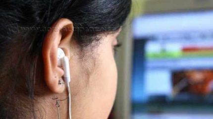 Cena cotidiana: pessoas de todas as idades ouvindo música, seja em ambientes fechados ou abertos