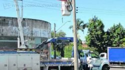 Funcionários da Elektro fazem reparos em poste de iluminação pública nas imediações da rotatória da Av. 3 (foto arquivo)