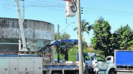 Funcionários da Elektro fazem reparos em poste de iluminação pública nas imediações da rotatória da Av. 3 (foto arquivo)