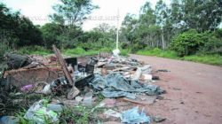 Área nas proximidades do Ribeirão Claro, no trecho da Vila Industrial, contendo acúmulo de entulhos e outros materiais