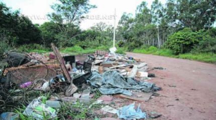 Área nas proximidades do Ribeirão Claro, no trecho da Vila Industrial, contendo acúmulo de entulhos e outros materiais