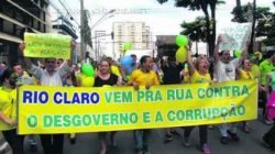Manifestantes durante o primeiro ato contra a presidente Dilma Rousseff (PT), na Praça da Liberdade, em Rio Claro