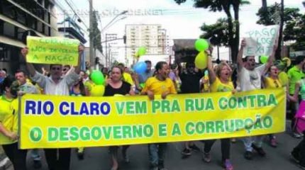 Manifestantes durante o primeiro ato contra a presidente Dilma Rousseff (PT), na Praça da Liberdade, em Rio Claro
