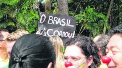 MARÇO: Manifestantes durante o primeiro ato “anti-Dilma” nas imediações do Jardim Público de Rio Claro (Foto: Arquivo)