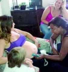 Equipe do Parir com Amor fazendo consulta de pré-natal na gestante Ana Elizabeth