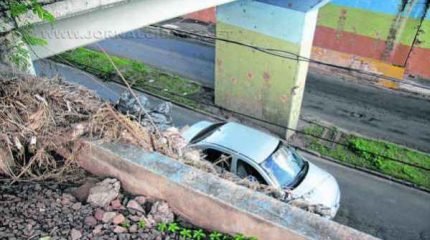 Nas redes sociais, motorista relata que teve o teto do carro apedrejado no pontilhão da 29