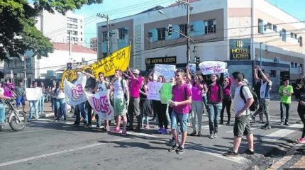 Alunos das escolas estaduais fizeram manifestação no Centro de Rio Claro nesta quinta-feira (17)