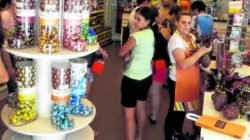 Loja na esquina da Rua 5, com Avenida 1, Centro, registrou grande procura por produtos