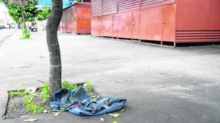 Na manhã dessa quinta-feira (16), prefeitura esteve nos quiosques da Rua 1 fazendo o recolhimento de objetos deixados por moradores de rua nos espaços