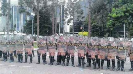 A Polícia Militar blindou o Plenário durante a votação do projeto que visa mudar a forma de custear a ParanaPrevidência