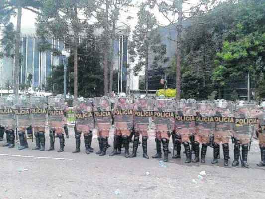 A Polícia Militar blindou o Plenário durante a votação do projeto que visa mudar a forma de custear a ParanaPrevidência