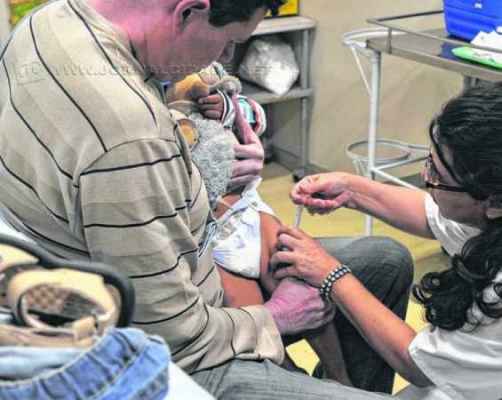 Criança toma a vacina contra a gripe em unidade de saúde (foto Agência Brasil)