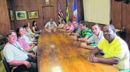 Vereadores durante ato solene de sancionamento da Reforma Administrativa da Prefeitura votada no final de 2014