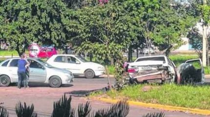 Depois do roubo, dupla foge em um Voyage. Vítima persegue ladrões e colide contra o carro