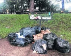 Leitor registra sacos de lixo ao redor de lixeira vazia em praça do Vila Bela