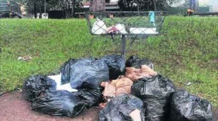Leitor registra sacos de lixo ao redor de lixeira vazia em praça do Vila Bela