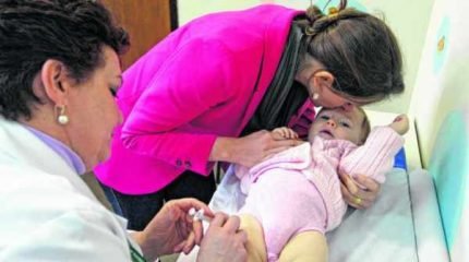 Crianças de seis meses a cinco anos podem tomar a vacina contra a gripe gratuitamente durante a campanha (Foto:Luiz Costa/SMCS)