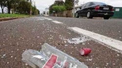 Depois da aglomeração no final de semana, segunda-feira na Presidente Kennedy é cheia de cacos de vidro