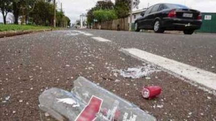 Depois da aglomeração no final de semana, segunda-feira na Presidente Kennedy é cheia de cacos de vidro