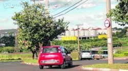 Veículos circulam na Avenida Ápia, na região do bairro Jardim Centenário. Durante permanência da reportagem no local, veículos faziam conversão proibida