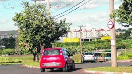 Veículos circulam na Avenida Ápia, na região do bairro Jardim Centenário. Durante permanência da reportagem no local, veículos faziam conversão proibida