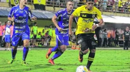 O zagueiro Gilberto (à esquerda) disputou o Paulistão deste ano pelo Azulão e estava na lista de possíveis retornos para 2016 (Foto: Denis Maciel)