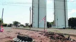 Valas foram abertas para a execução de uma das etapas de interligação da adutora aos dois novos reservatórios elevados de água na região