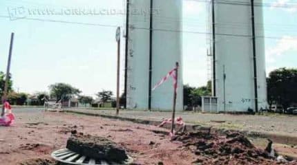 Valas foram abertas para a execução de uma das etapas de interligação da adutora aos dois novos reservatórios elevados de água na região